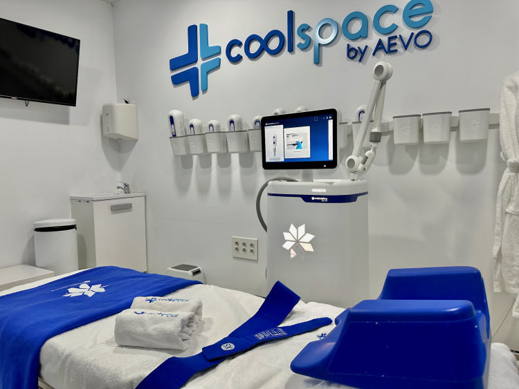 Cabina de clínica CoolSpace by AEVO en Madrid con equipo CoolSculpting