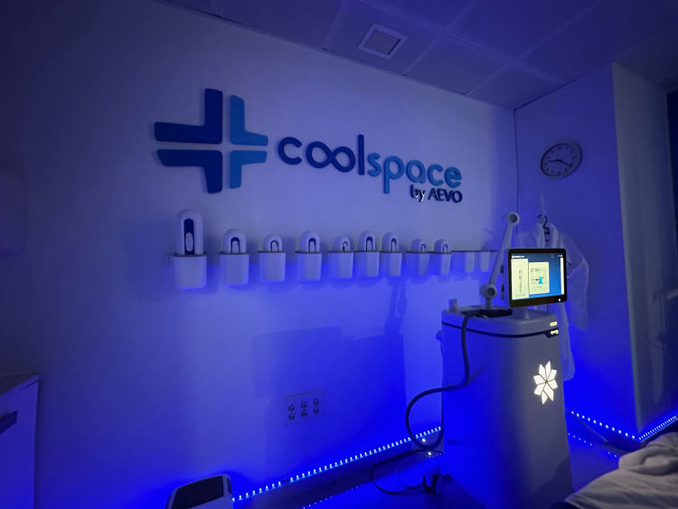 Cabina CoolSpace by AEVO en Madrid con equipo CoolSculpting iluminada en azul