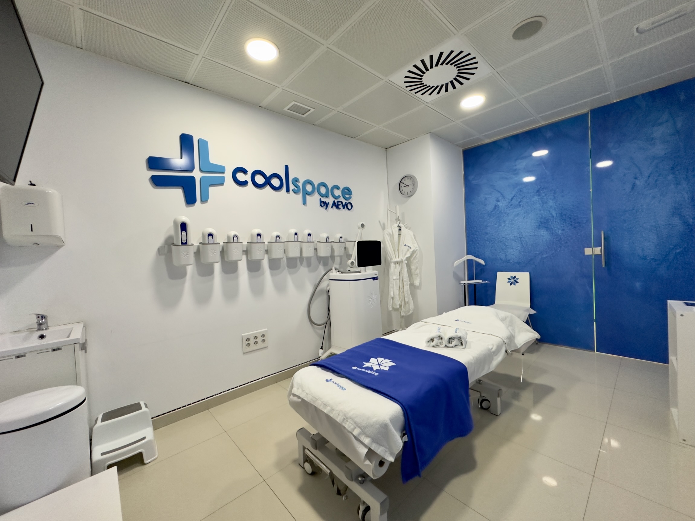 Clínica CoolSpace by AEVO en Madrid, sala de tratamiento CoolSculpting moderna y equipada
