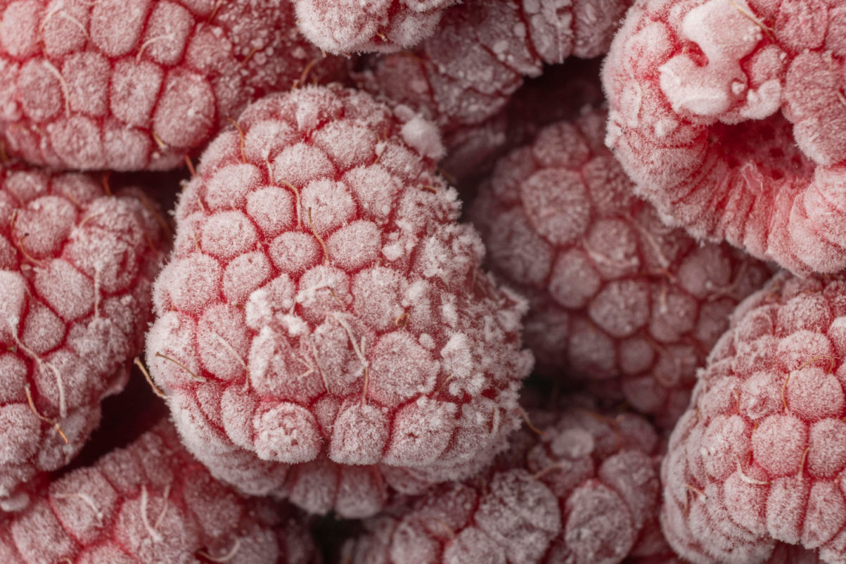 Frambuesas congeladas simulando adipocitos bajo la piel durante tratamiento CoolSculpting en Madrid